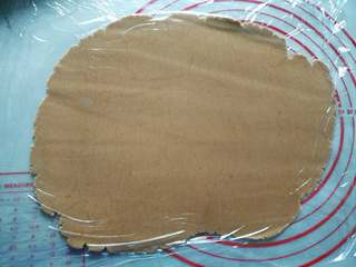 7、圣诞姜饼屋,取出面团,隔保鲜膜擀成大约3毫米的片状,底座稍微厚一些