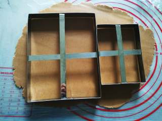 8、圣诞姜饼屋,用模具印出饼屋所需的图案