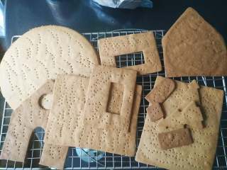 11、圣诞姜饼屋,上色均匀后出炉冷却