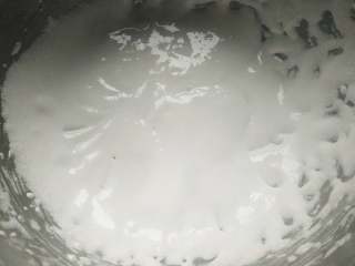 12、圣诞姜饼屋,蛋白加入柠檬汁和糖粉打发至浓稠,装入裱花袋