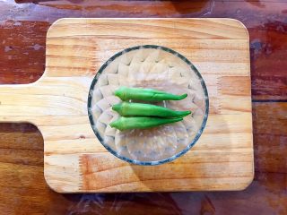 3、美丽早餐开启美好心情之法式多士,煮好之后捞起沥干水分,备用!