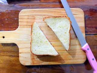 4、美丽早餐开启美好心情之法式多士,盖上另外一片吐司,如图所示切成两份!