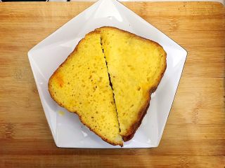 7、美丽早餐开启美好心情之法式多士,两片的两面都分别泡上蛋奶液!