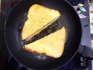 8、美丽早餐开启美好心情之法式多士,放入吐司,煎至两面都成金黄色!