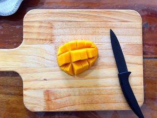 11、美丽早餐开启美好心情之法式多士,小芒果去核取两边果肉,切花刀!