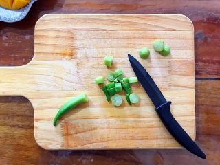 12、美丽早餐开启美好心情之法式多士,秋葵去蒂,如图所示切成小块!