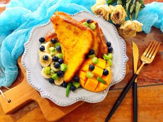 13、美丽早餐开启美好心情之法式多士,所有食材放入盘子里!