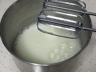 1、肉松小贝蛋糕,鸡蛋分离出蛋白和蛋黄，蛋白中加入柠檬汁，用打蛋器高速搅打30圈，蛋白出现鱼眼泡后加入30克细砂糖。