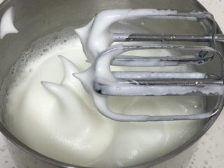 2、肉松小贝蛋糕,用打蛋器高速搅打50圈，蛋白变白蓬发，再加入15克细砂糖。