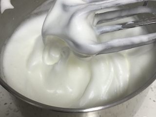 3、肉松小贝蛋糕,继续搅打50圈，蛋白变得细腻光滑，再加入15克细砂糖。