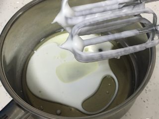 5、肉松小贝蛋糕,玉米油和牛奶混合，加入盐和10克细砂糖，要打蛋器低速搅拌。