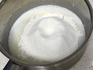 6、肉松小贝蛋糕,搅拌至油和牛奶混合，过筛低筋粉。