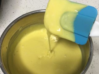8、肉松小贝蛋糕,继续搅拌均匀，再用刮刀翻拌均匀。