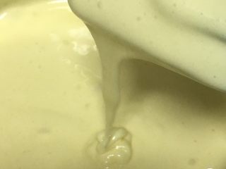 10、肉松小贝蛋糕,用切拌的手法拌匀蛋糕糊。