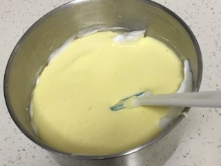 11、肉松小贝蛋糕,蛋糕糊倒回蛋白中。