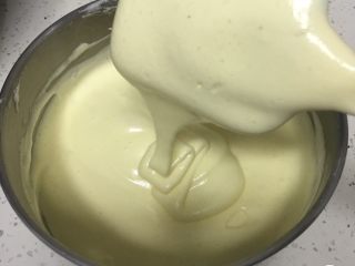 12、肉松小贝蛋糕,继续翻拌50次左右，蛋糕糊就完成了。