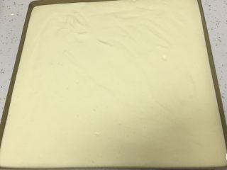 13、肉松小贝蛋糕,将蛋糕糊倒入金盘，震几下刮平表面。