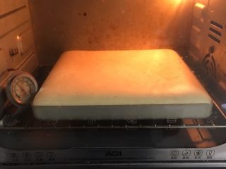 15、肉松小贝蛋糕,烤制20分钟，蛋糕蓬发状态。