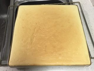 16、肉松小贝蛋糕,烤完拿出震几下冷却。