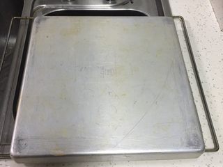 17、肉松小贝蛋糕,几分钟后倒扣在网格上冷却。