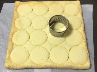 18、肉松小贝蛋糕,冷却后脱模，用圆的工具抠出蛋糕胚。