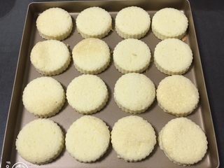 19、肉松小贝蛋糕,依次放入金盘，开始后期操作。