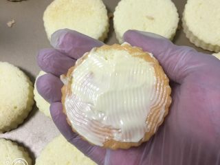 20、肉松小贝蛋糕,沙拉酱涂抹在蛋糕胚上。