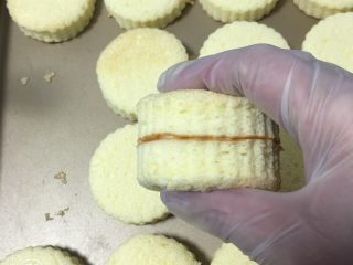 21、肉松小贝蛋糕,另一片重叠。