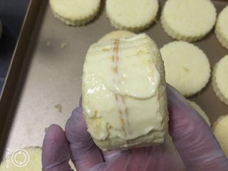 22、肉松小贝蛋糕,侧面涂抹沙拉酱，