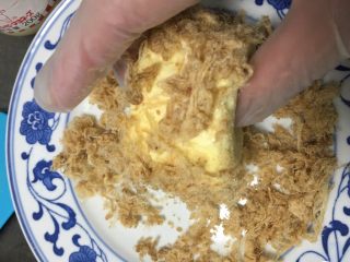 23、肉松小贝蛋糕,放肉松中滚一下。