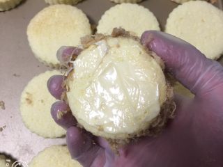 24、肉松小贝蛋糕,表面同样涂抹沙拉酱。