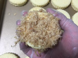 25、肉松小贝蛋糕,放肉松中粘一下。