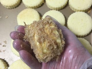 26、肉松小贝蛋糕,底部同样操作，整个蛋糕都裹上肉松。