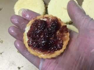 27、肉松小贝蛋糕,还可以中间放入果酱。