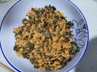 3、海苔肉松纸杯蛋糕????,先把海苔揉碎和肉松拌一起