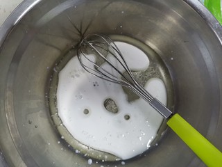 4、海苔肉松纸杯蛋糕????,盆里称入10白砂糖，玉米油，牛奶