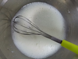 5、海苔肉松纸杯蛋糕????,搅拌均匀至乳化状态