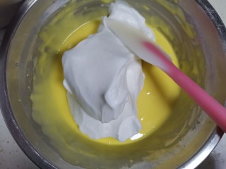 8、海苔肉松纸杯蛋糕????,取1/3的蛋白霜到蛋黄糊里翻拌均匀