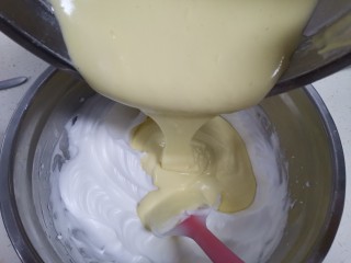 9、海苔肉松纸杯蛋糕????,再倒回蛋白霜里同样的手法翻拌均匀