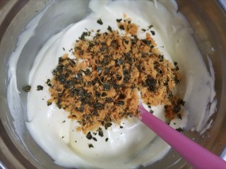 10、海苔肉松纸杯蛋糕????,加入海苔肉松，预留一部分海苔肉松用来撒蛋糕表面