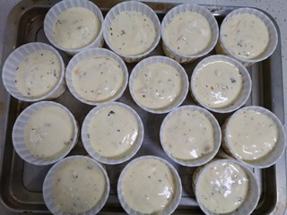 12、海苔肉松纸杯蛋糕????,装入裱花袋挤入纸杯7分满