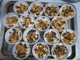 13、海苔肉松纸杯蛋糕????,撒上海苔肉松