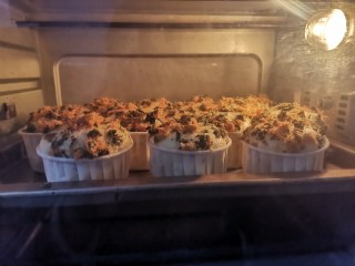 14、海苔肉松纸杯蛋糕????,送入预热好的烤箱，上下火150度烤30分钟