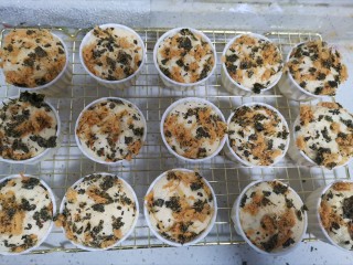 15、海苔肉松纸杯蛋糕????,烤好取出来在晾晒网上晾凉