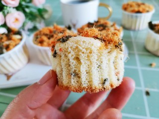 18、海苔肉松纸杯蛋糕????,撕去纸杯的海苔肉松蛋糕