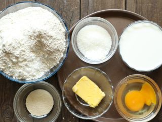 1、全麦软面包,以上配方适用于学厨金色不沾法棍面包模具一份的用量。准备好所以食材，夏天牛奶最好是冷藏的，