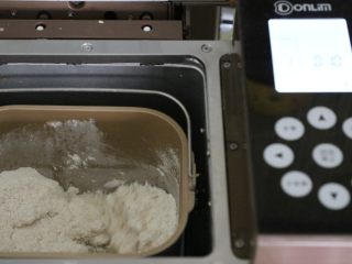 3、全麦软面包,.启动东菱面包机10分钟再放入另一半黄油，再次启动10分钟。