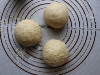 7、全麦软面包,均匀分成三等份。