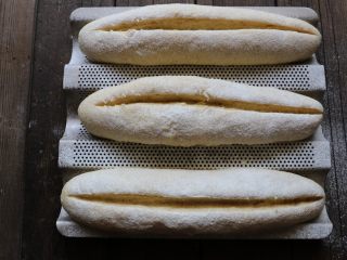 13、全麦软面包,撒上少许干面粉，用锋利的刀片划出一道口子。