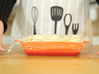 2、芝士土豆球,用保鲜膜包好后放入微波炉,大火转6分钟